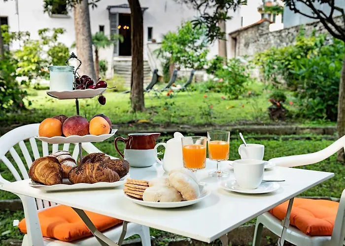 לינה וארוחת בוקר Rosalinda 4*